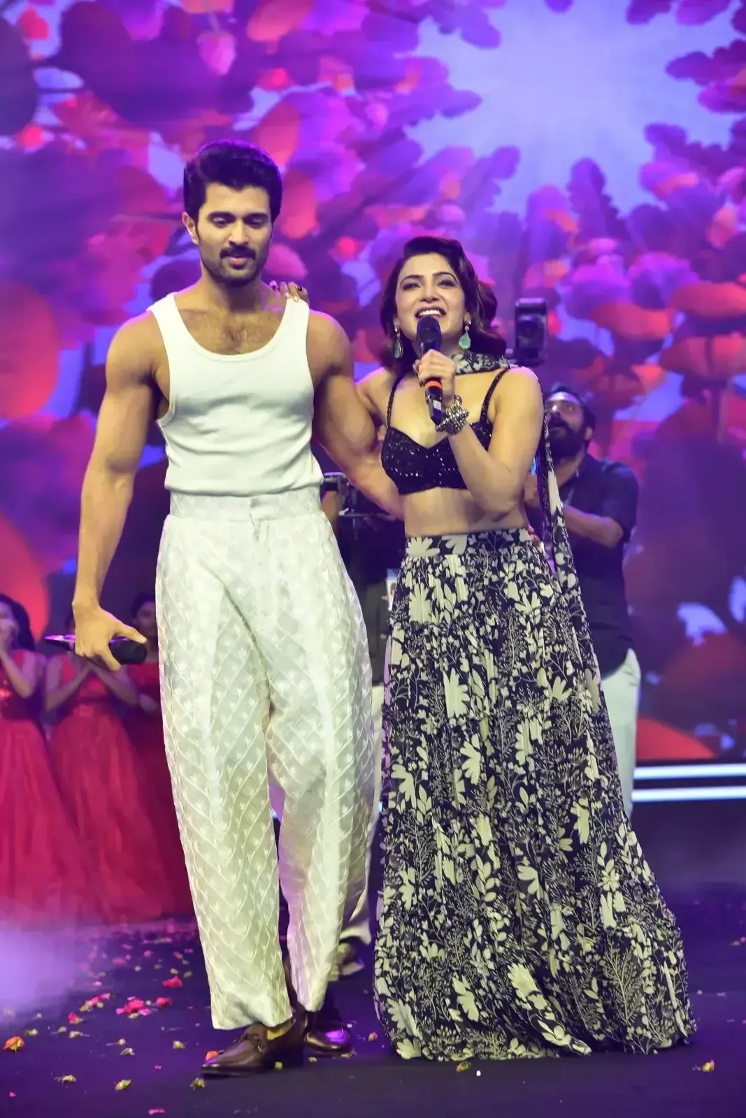 VIJAY DEVARAKONDA SAMANTHA IN KUSHI MUSICAL CONCERT 9